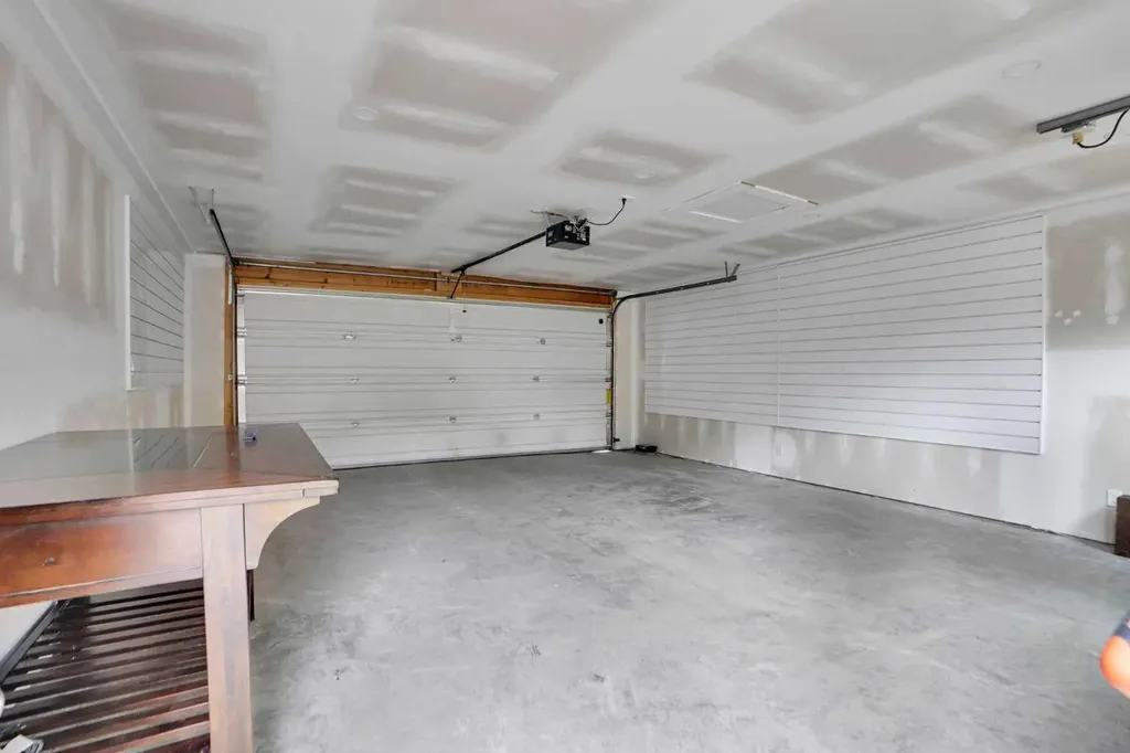 614 19 Avenue NW Calgary AB T2M 0Y8