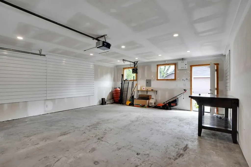 614 19 Avenue NW Calgary AB T2M 0Y8