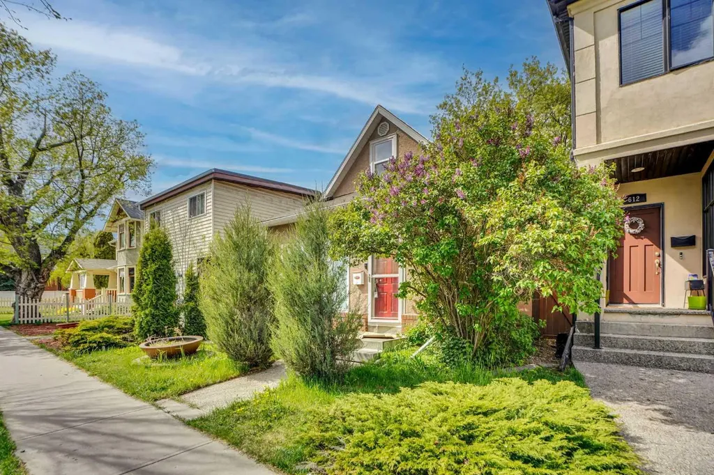 614 19 Avenue NW Calgary AB T2M 0Y8