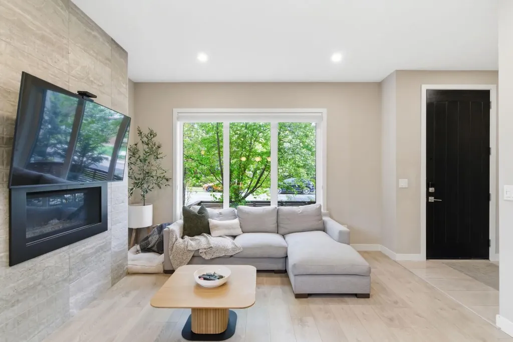 1707 33 Avenue SW Calgary AB T2T 1Y8
