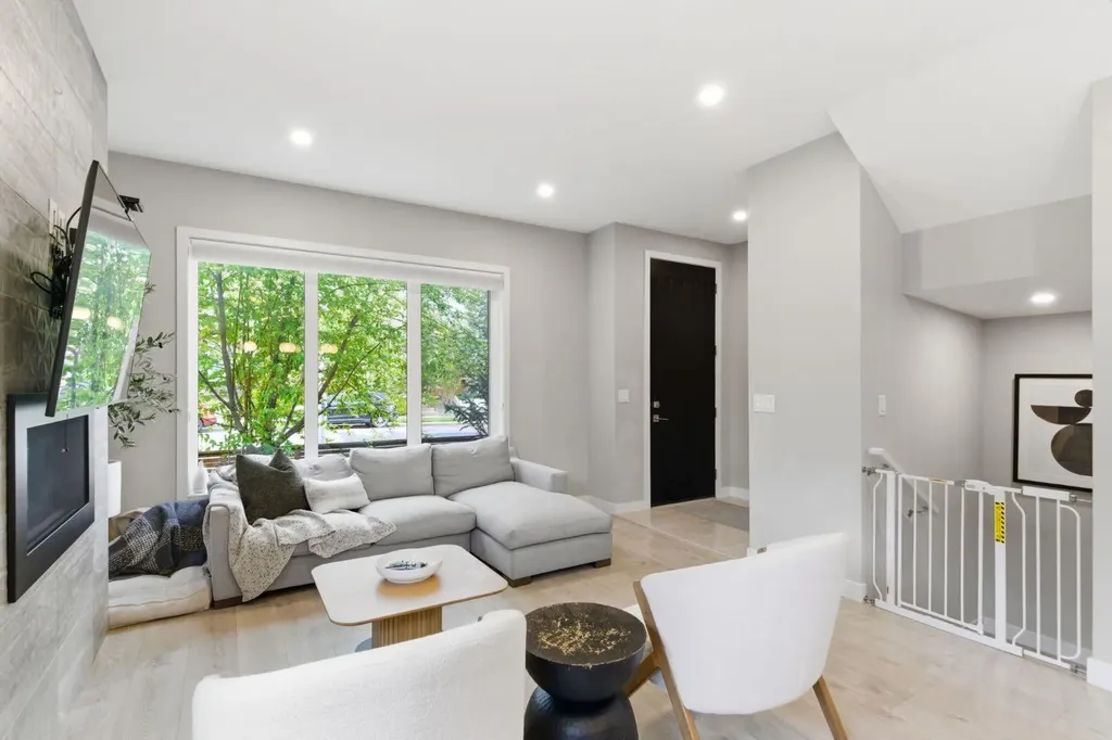 1707 33 Avenue SW Calgary AB T2T 1Y8