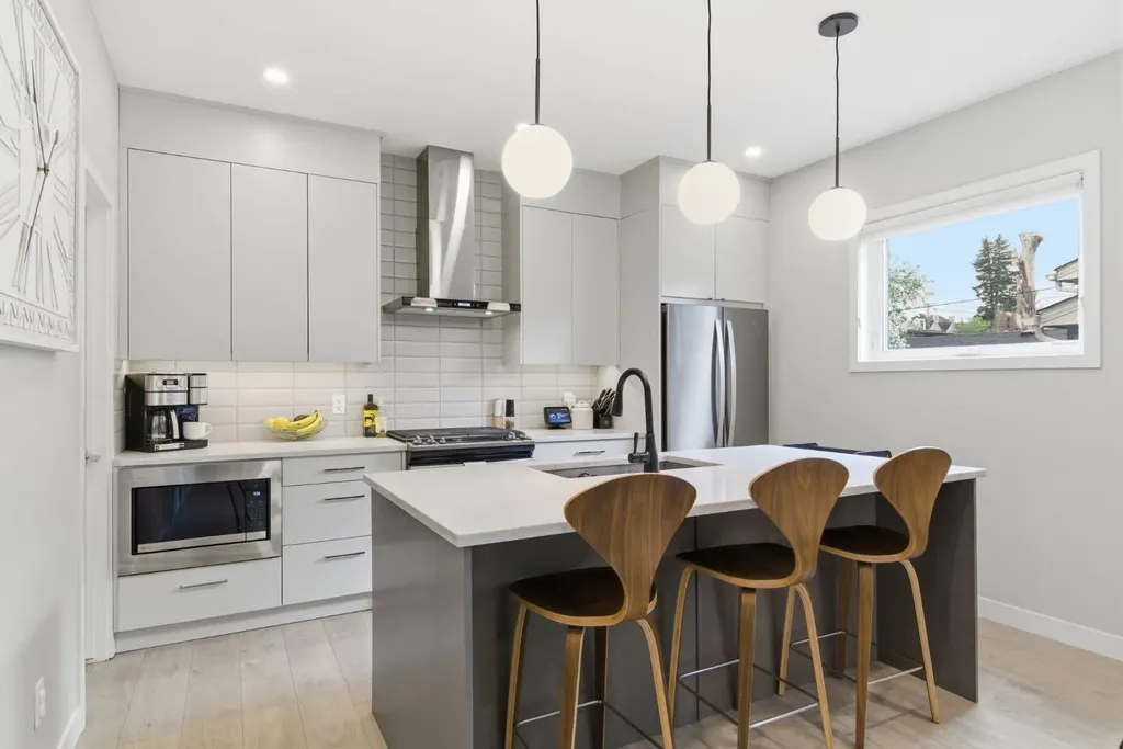 1707 33 Avenue SW Calgary AB T2T 1Y8