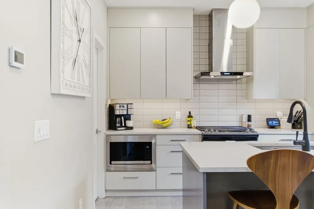 1707 33 Avenue SW Calgary AB T2T 1Y8
