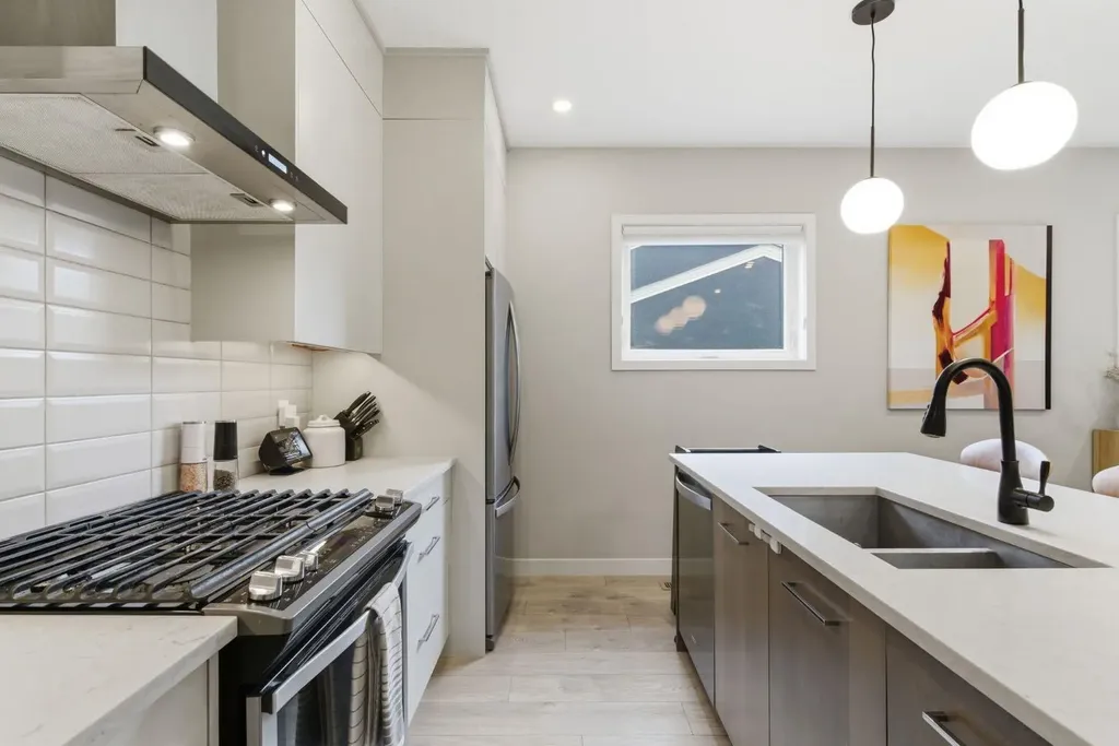 1707 33 Avenue SW Calgary AB T2T 1Y8