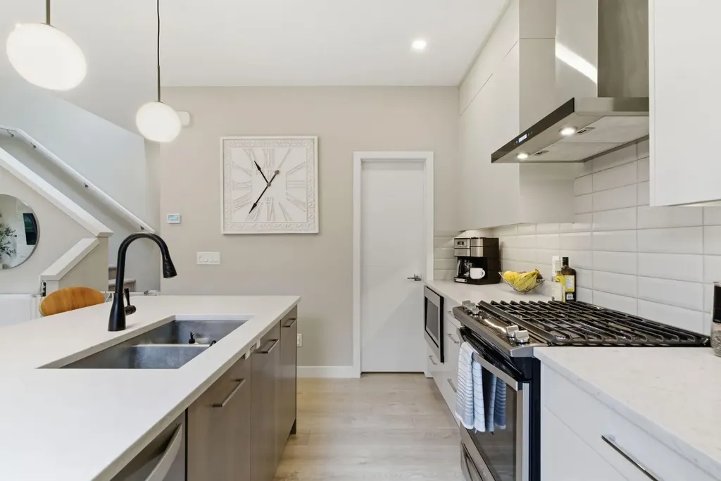 1707 33 Avenue SW Calgary AB T2T 1Y8
