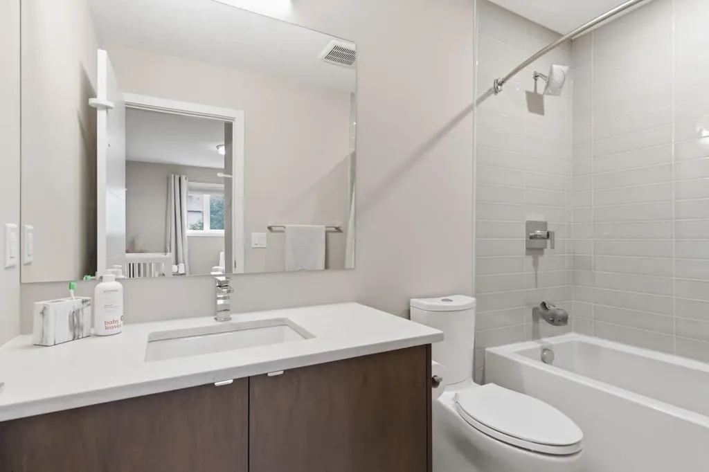 1707 33 Avenue SW Calgary AB T2T 1Y8
