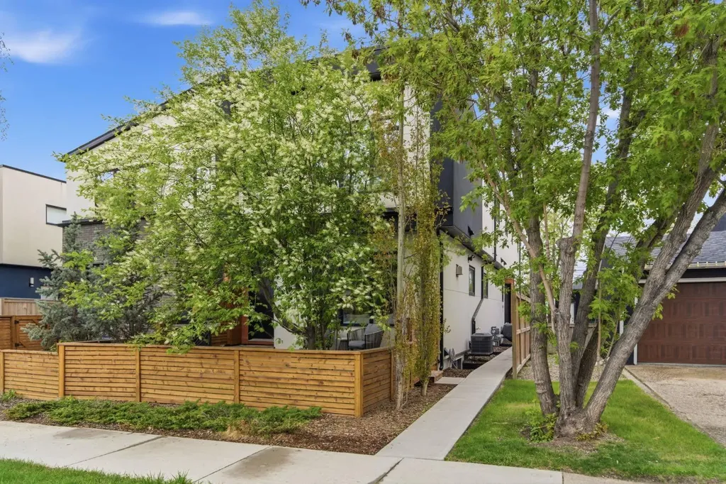 1707 33 Avenue SW Calgary AB T2T 1Y8