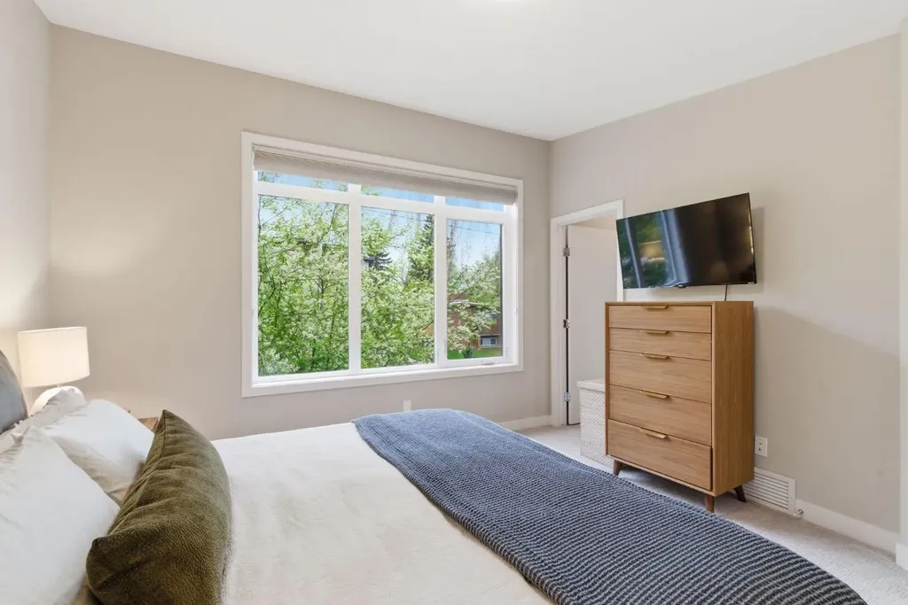 1707 33 Avenue SW Calgary AB T2T 1Y8