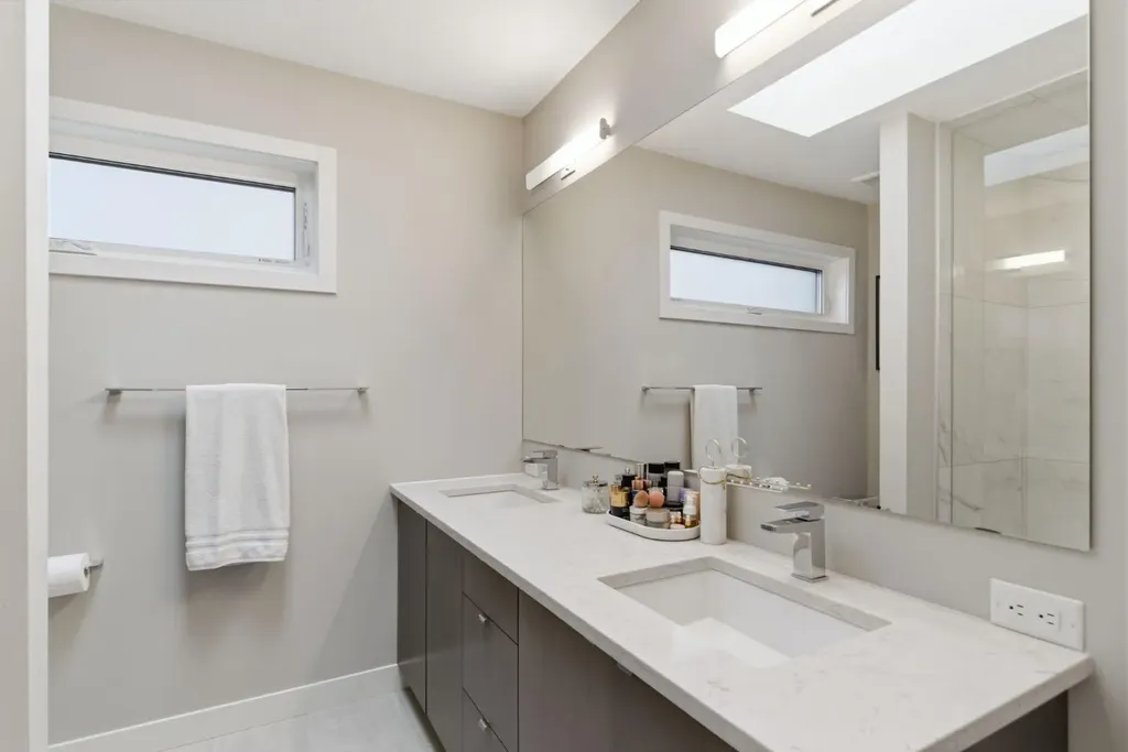 1707 33 Avenue SW Calgary AB T2T 1Y8