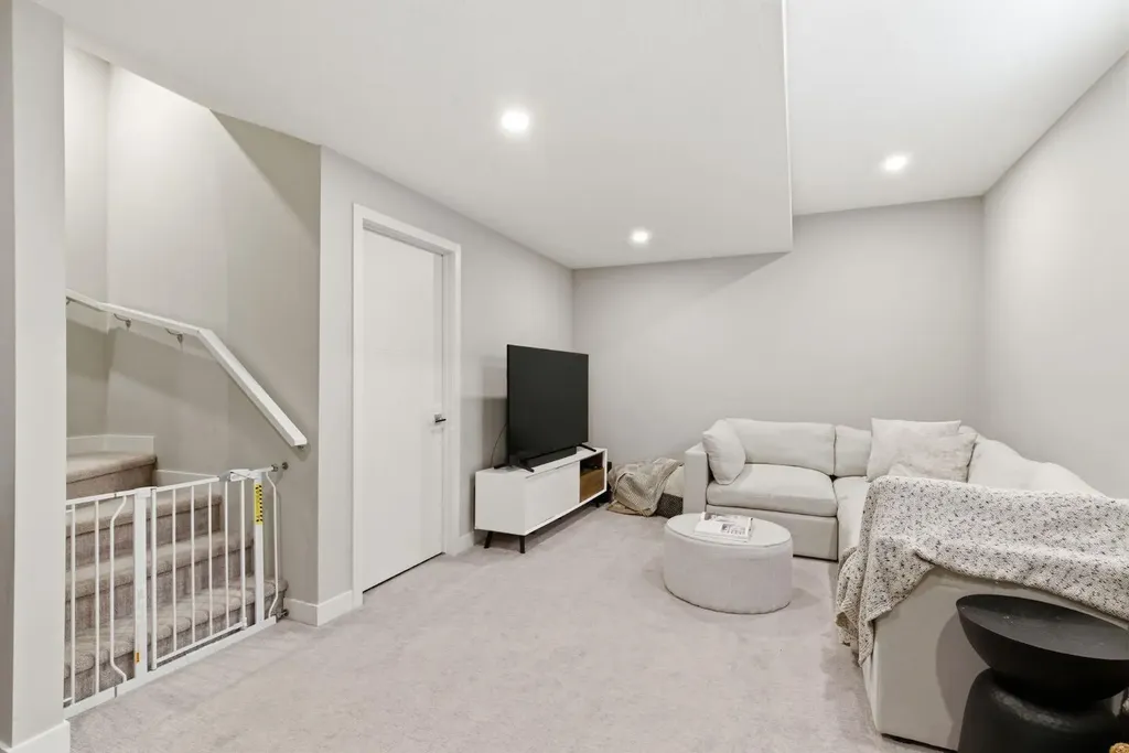 1707 33 Avenue SW Calgary AB T2T 1Y8