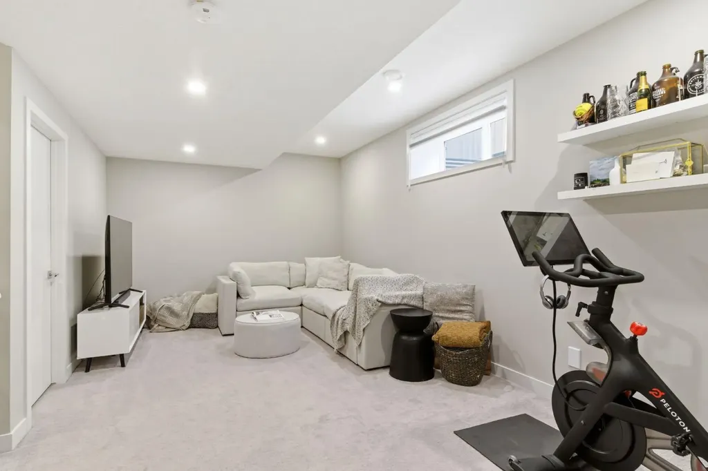 1707 33 Avenue SW Calgary AB T2T 1Y8