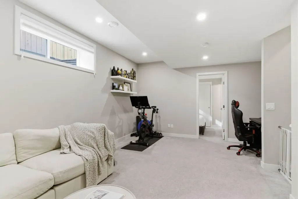 1707 33 Avenue SW Calgary AB T2T 1Y8