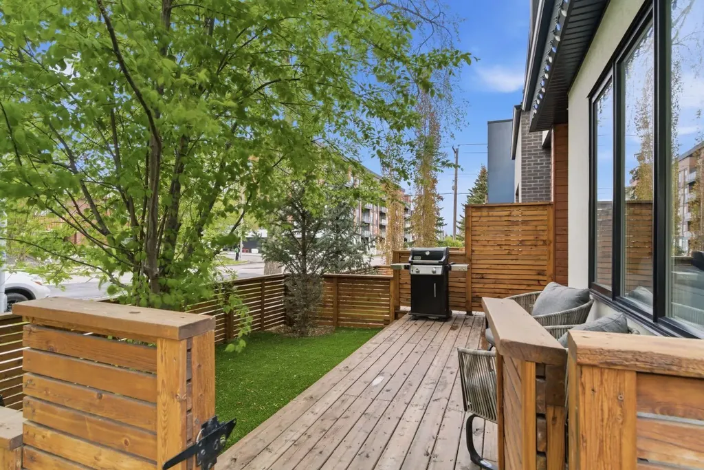 1707 33 Avenue SW Calgary AB T2T 1Y8