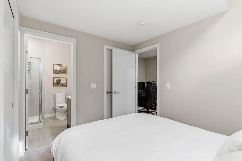 1707 33 Avenue SW Calgary AB T2T 1Y8