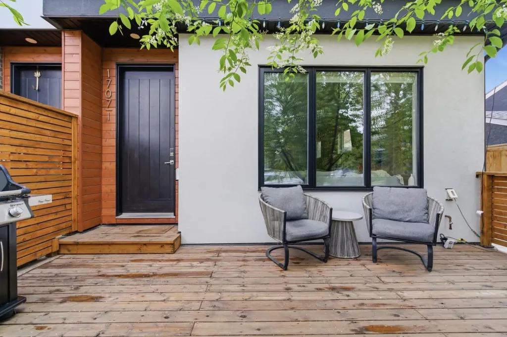 1707 33 Avenue SW Calgary AB T2T 1Y8
