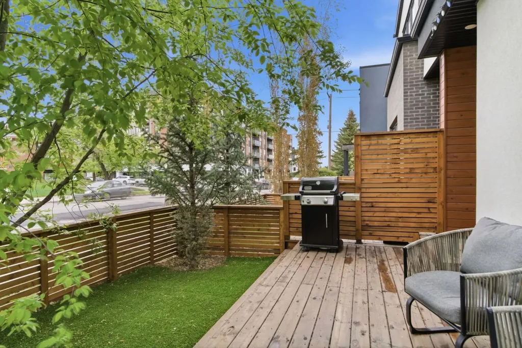 1707 33 Avenue SW Calgary AB T2T 1Y8
