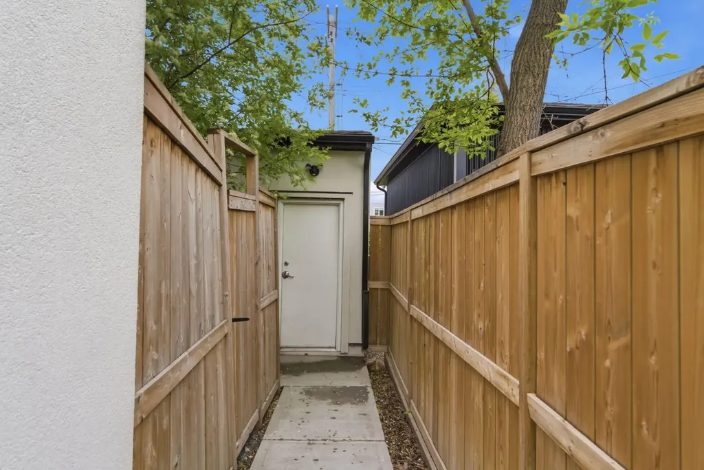 1707 33 Avenue SW Calgary AB T2T 1Y8
