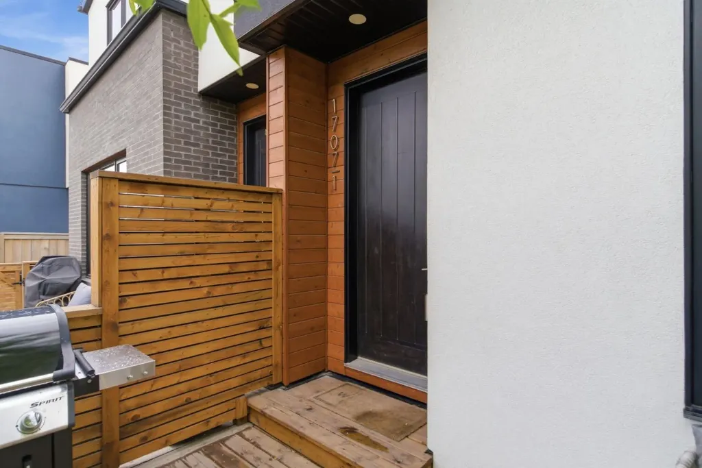 1707 33 Avenue SW Calgary AB T2T 1Y8