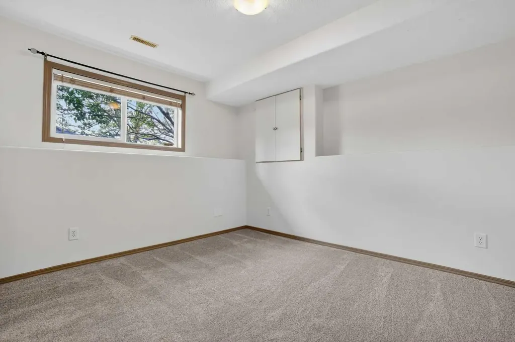 801 Mt Sundance Lane W Lethbridge AB T1J 0T0