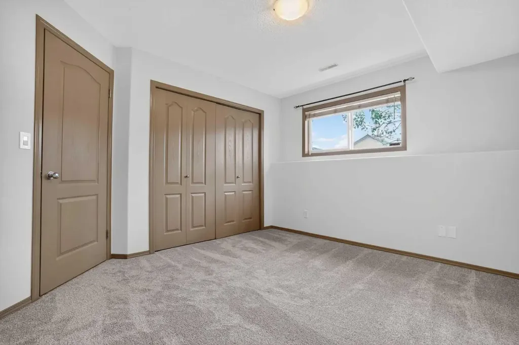 801 Mt Sundance Lane W Lethbridge AB T1J 0T0