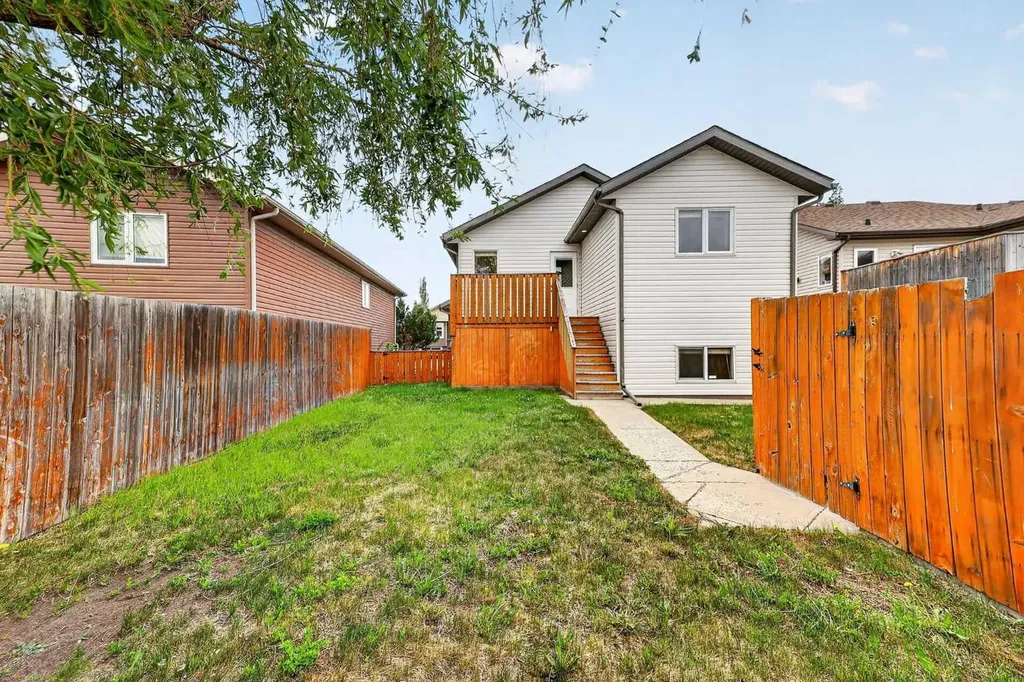 801 Mt Sundance Lane W Lethbridge AB T1J 0T0