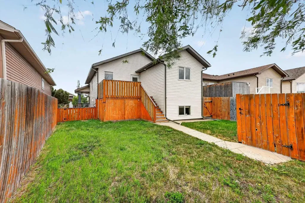 801 Mt Sundance Lane W Lethbridge AB T1J 0T0