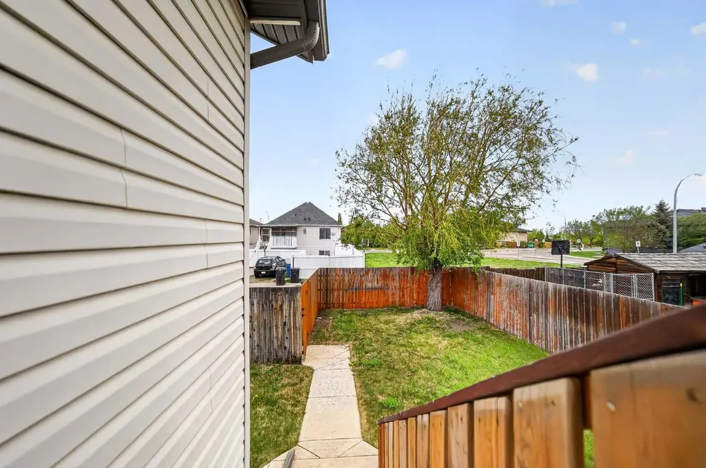 801 Mt Sundance Lane W Lethbridge AB T1J 0T0