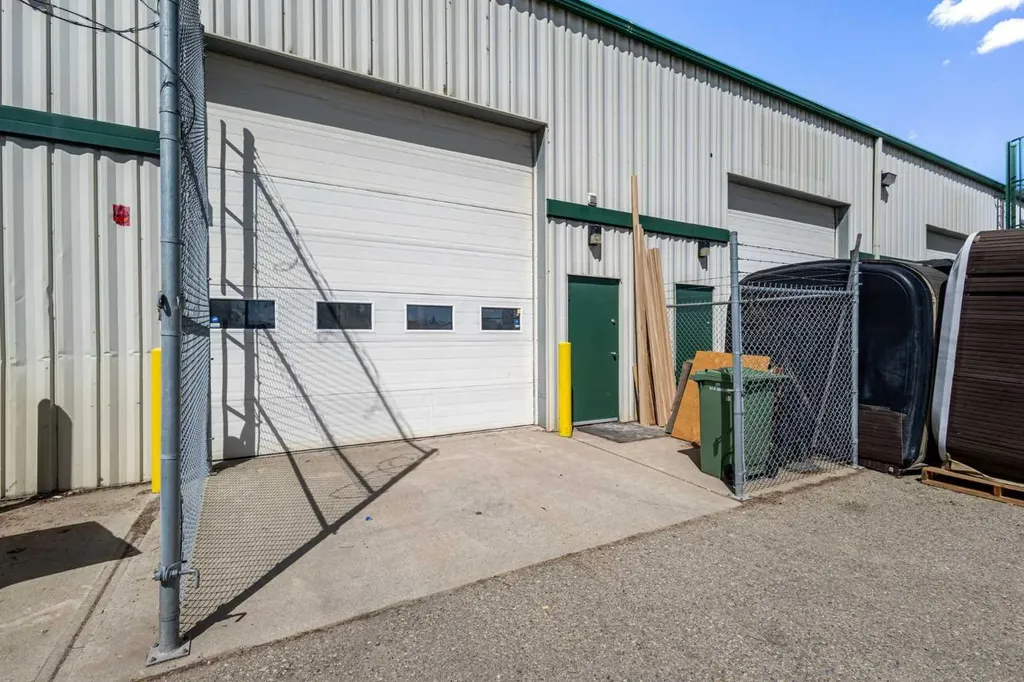 7948 51 Street SE Calgary AB T2C 4R2