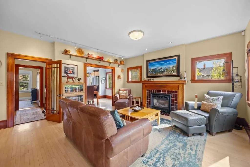 236 10 Avenue NE Calgary AB T2E 0W9