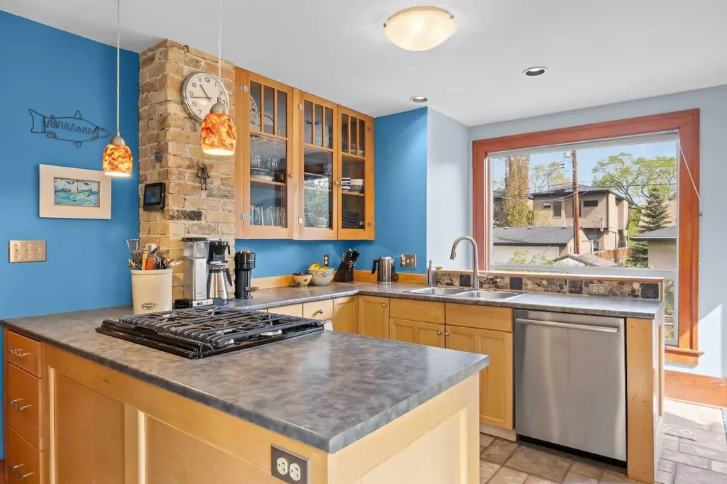 236 10 Avenue NE Calgary AB T2E 0W9