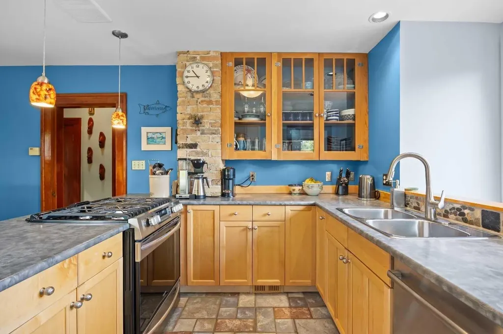 236 10 Avenue NE Calgary AB T2E 0W9
