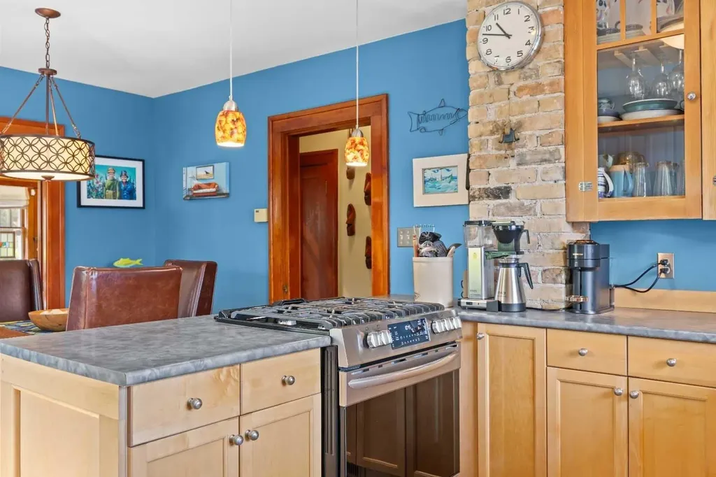 236 10 Avenue NE Calgary AB T2E 0W9