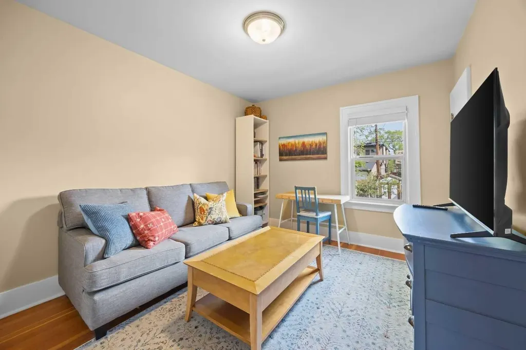 236 10 Avenue NE Calgary AB T2E 0W9