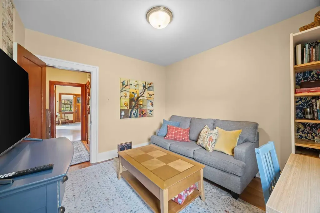 236 10 Avenue NE Calgary AB T2E 0W9