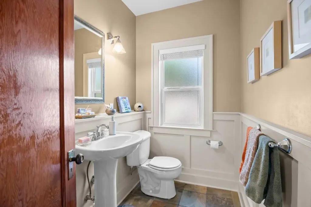 236 10 Avenue NE Calgary AB T2E 0W9
