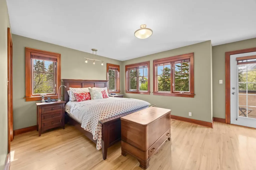 236 10 Avenue NE Calgary AB T2E 0W9