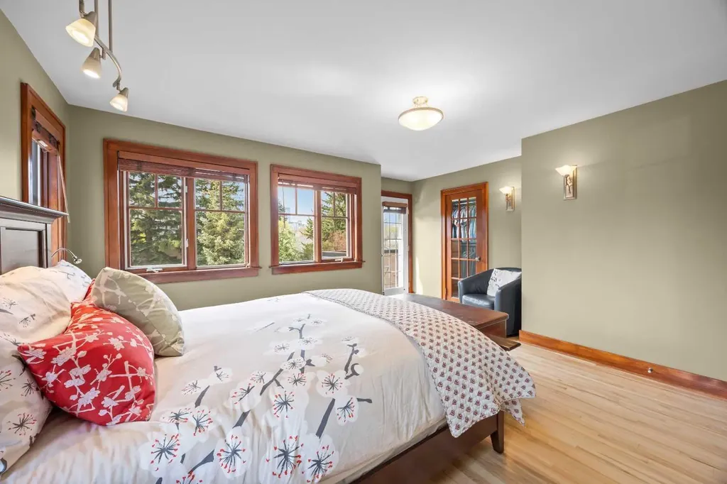 236 10 Avenue NE Calgary AB T2E 0W9