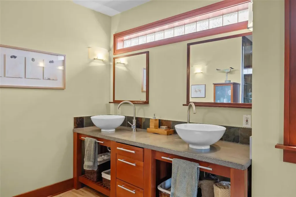 236 10 Avenue NE Calgary AB T2E 0W9