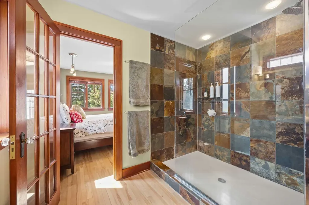 236 10 Avenue NE Calgary AB T2E 0W9