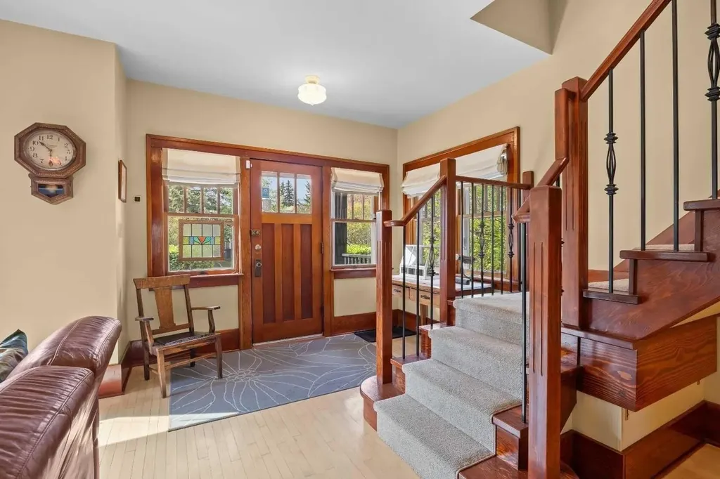 236 10 Avenue NE Calgary AB T2E 0W9