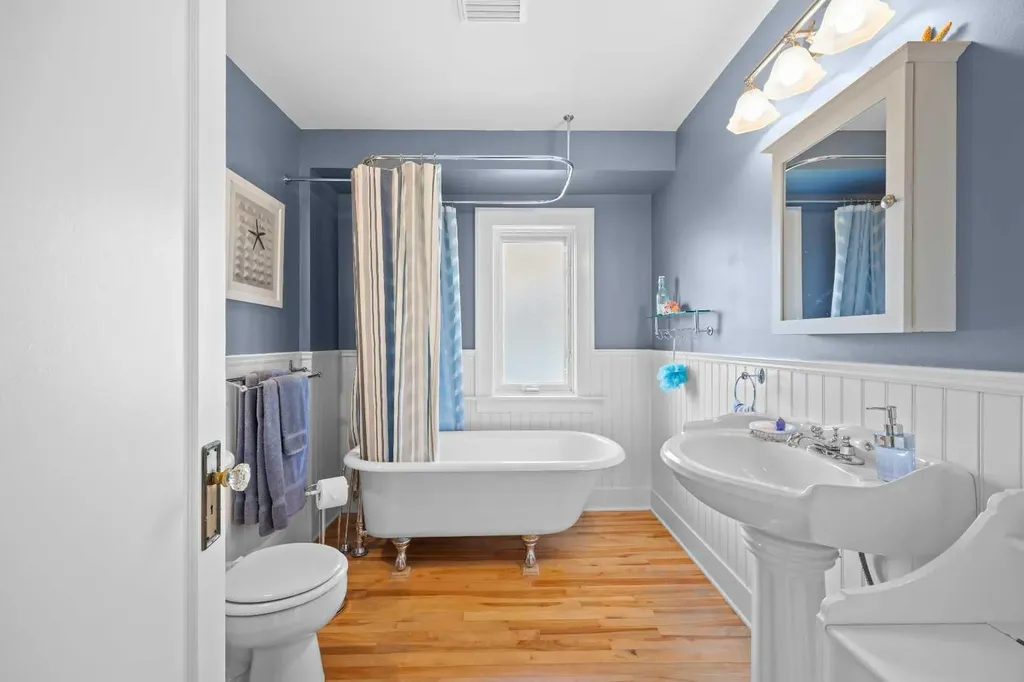 236 10 Avenue NE Calgary AB T2E 0W9