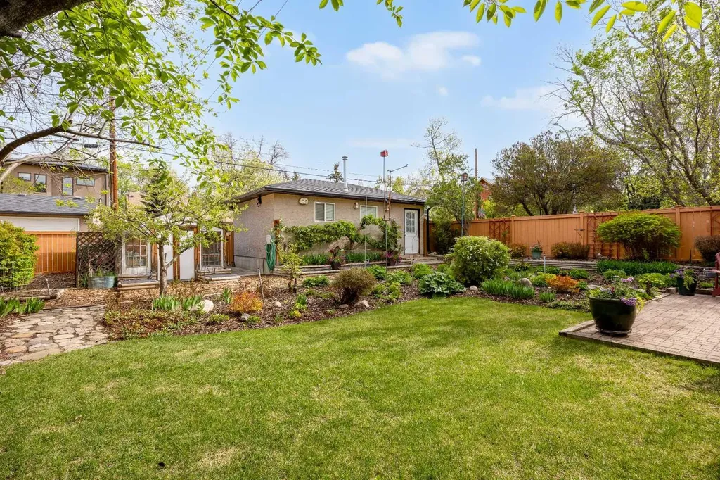 236 10 Avenue NE Calgary AB T2E 0W9