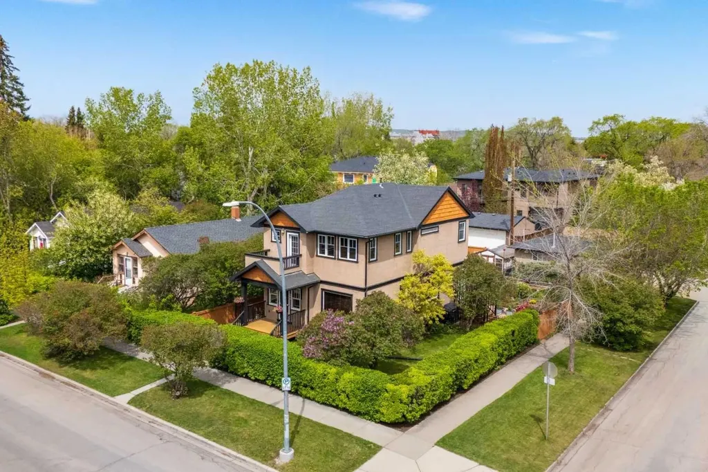 236 10 Avenue NE Calgary AB T2E 0W9