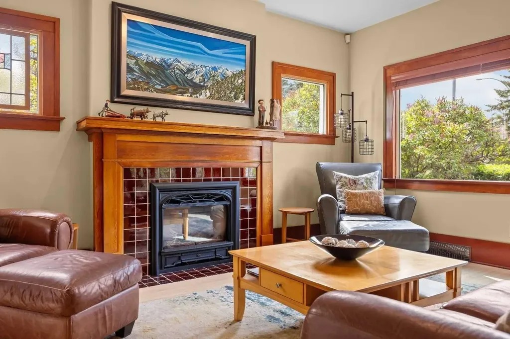 236 10 Avenue NE Calgary AB T2E 0W9