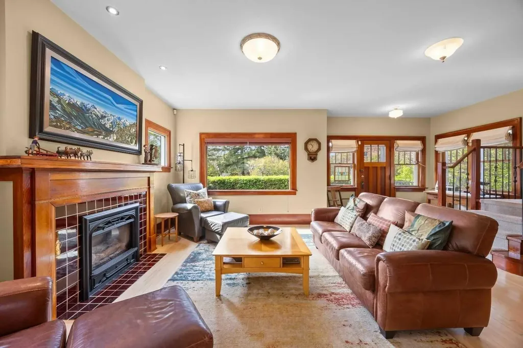 236 10 Avenue NE Calgary AB T2E 0W9