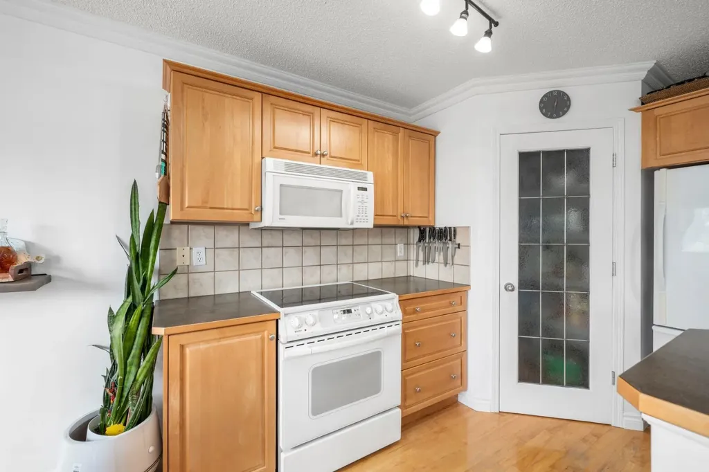 26 Somerset Crescent SW Calgary AB T2Y 3V7