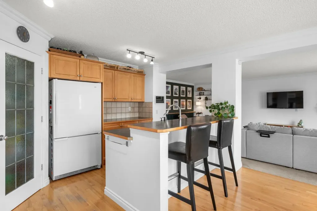26 Somerset Crescent SW Calgary AB T2Y 3V7