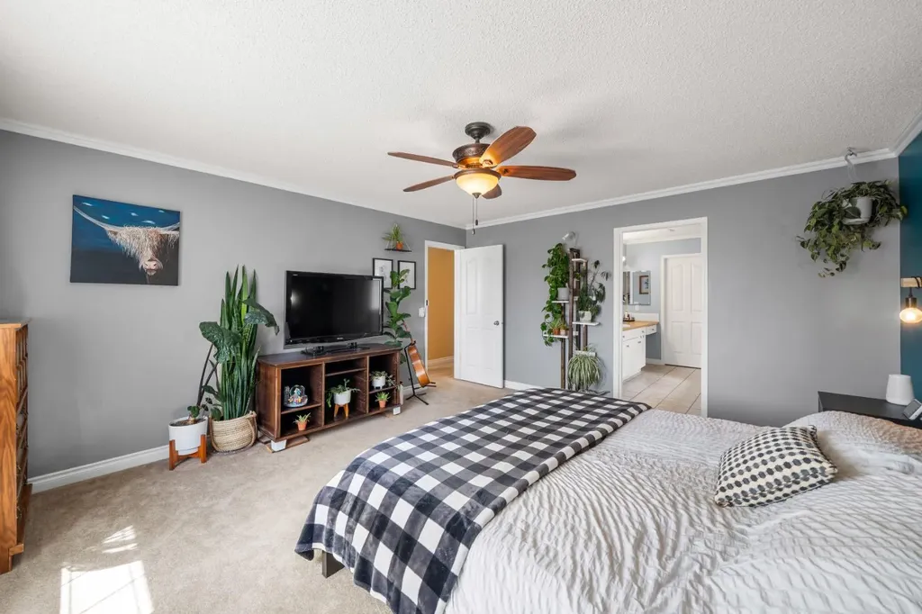 26 Somerset Crescent SW Calgary AB T2Y 3V7