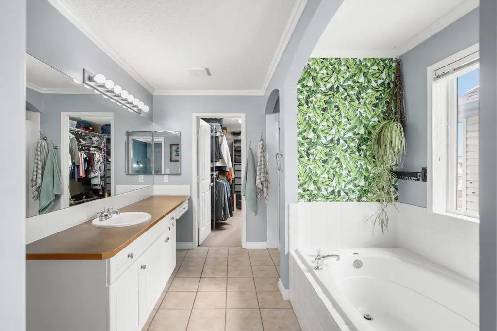 26 Somerset Crescent SW Calgary AB T2Y 3V7