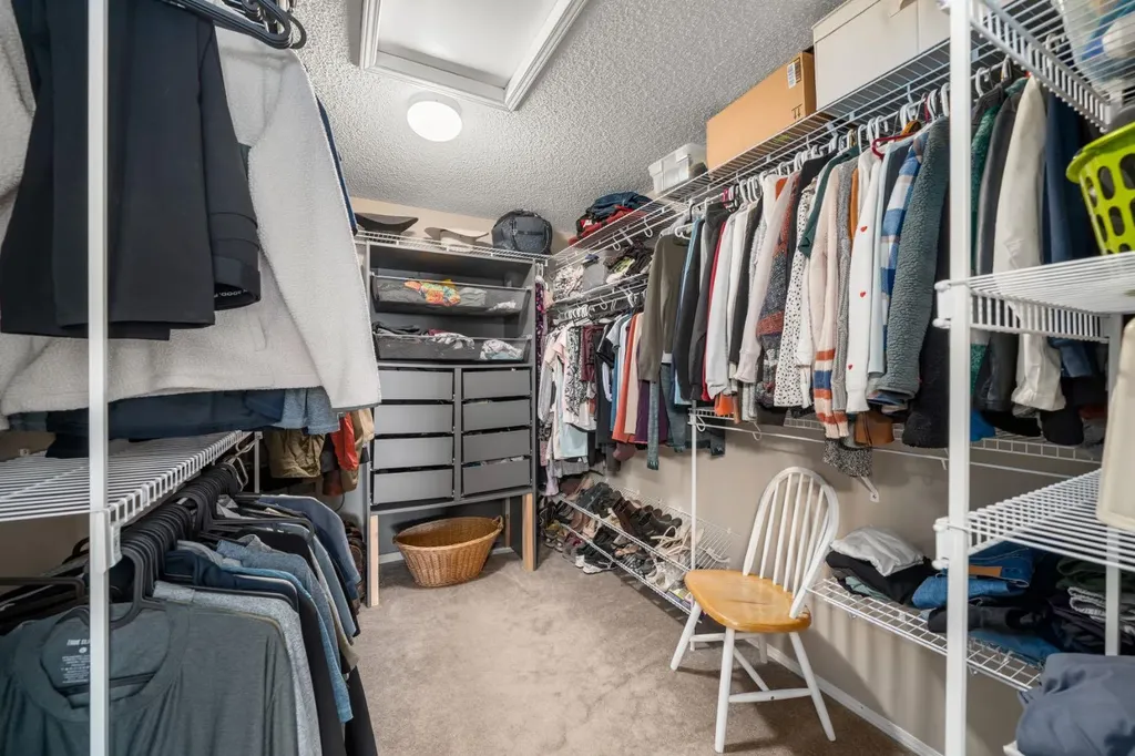 26 Somerset Crescent SW Calgary AB T2Y 3V7